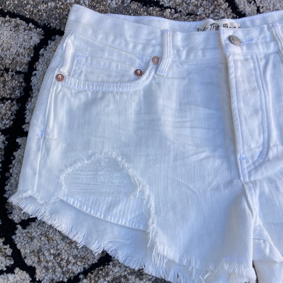 NWT 🐲💙 We The Free Spring White Frayed Hem Short - Picture 3 of 14